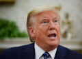 El presidente Donald Trump habla en la Oficina Oval de la Casa Blanca el 30 de abril de 2020 en Washington, DC