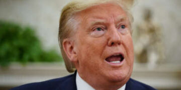 El presidente Donald Trump habla en la Oficina Oval de la Casa Blanca el 30 de abril de 2020 en Washington, DC