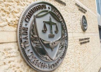 Se muestra un logotipo fuera de la Comisión Federal de Comercio (FTC) en el Centro de Constitución en Washington, DC