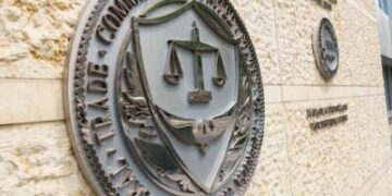 Se muestra un logotipo fuera de la Comisión Federal de Comercio (FTC) en el Centro de Constitución en Washington, DC