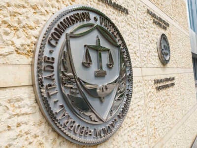 Se muestra un logotipo fuera de la Comisión Federal de Comercio (FTC) en el Centro de Constitución en Washington, DC