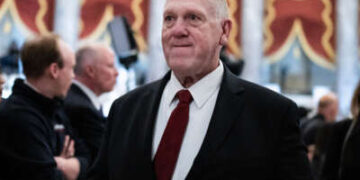 Tom Homan, el zar fronterizo estadounidense, se ve ante el discurso del presidente Donald Trump a una sesión conjunta del Congreso en el Capitolio de los Estados Unidos el 4 de marzo de 2025.
