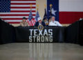 Donald Trump, Melania Trump y el gobernador de Texas Greg Abbott celebran una reunión de mesa redonda con líderes estatales y locales, socorristas y víctimas de inundaciones repentinas, el 11 de julio de 2025, en Kerrville, Texas.