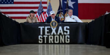 Donald Trump, Melania Trump y el gobernador de Texas Greg Abbott celebran una reunión de mesa redonda con líderes estatales y locales, socorristas y víctimas de inundaciones repentinas, el 11 de julio de 2025, en Kerrville, Texas.