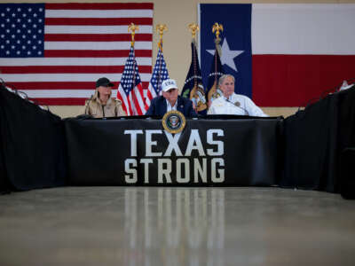 Donald Trump, Melania Trump y el gobernador de Texas Greg Abbott celebran una reunión de mesa redonda con líderes estatales y locales, socorristas y víctimas de inundaciones repentinas, el 11 de julio de 2025, en Kerrville, Texas.