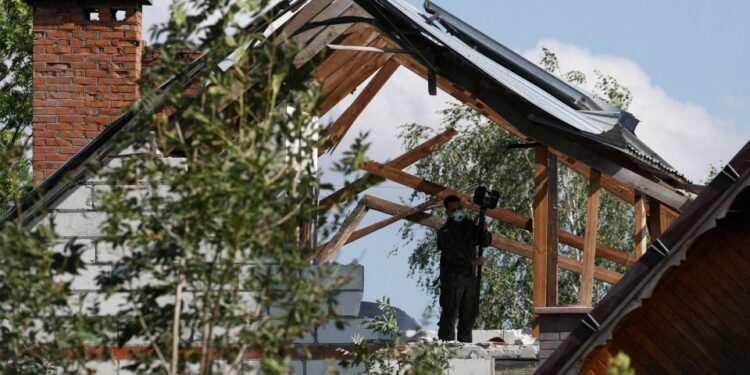 Soldado polaco inspeccionando una casa dañada.