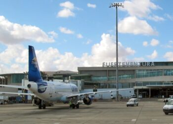 Thomas Cook Condor Airplane en el aeropuerto de Rosario en Fuerteventura.