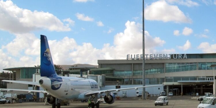 Thomas Cook Condor Airplane en el aeropuerto de Rosario en Fuerteventura.