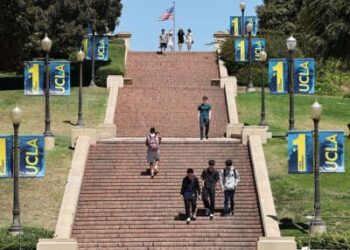 Los estudiantes caminan por un juego de escaleras en el campus de UCLA.