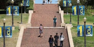Los estudiantes caminan por un juego de escaleras en el campus de UCLA.