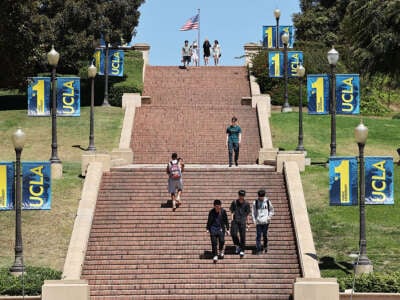 Los estudiantes caminan por un juego de escaleras en el campus de UCLA.