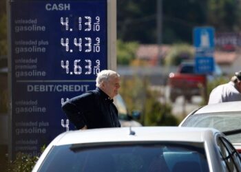 Los estadounidenses pagarán menos en la bomba en los próximos meses, más por el poder en los próximos años: Informe