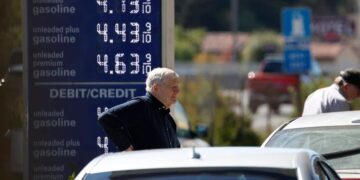 Los estadounidenses pagarán menos en la bomba en los próximos meses, más por el poder en los próximos años: Informe