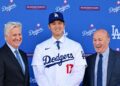 El jugador de béisbol japonés Shohei Ohtani (C) se posa con Mark Walter (L), propietario de Los Angeles Dodgers, y Andrew Friedman (R), presidente de operaciones de béisbol de los Dodgers de Los Ángeles de Los Ángeles en Los Angeles de Los Ángeles en Los Angeles en los Angeles.