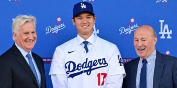El jugador de béisbol japonés Shohei Ohtani (C) se posa con Mark Walter (L), propietario de Los Angeles Dodgers, y Andrew Friedman (R), presidente de operaciones de béisbol de los Dodgers de Los Ángeles de Los Ángeles en Los Angeles de Los Ángeles en Los Angeles en los Angeles.