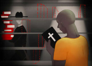 Una ilustración de un prisionero en una biblioteca de prisión con estantes desnudos. Los contornos de los libros eliminados se ven como un guardia en el fondo los lleva lejos, dejando al prisionero a la izquierda con la Biblia cristiana.