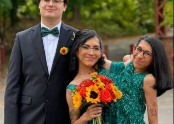 Los gemelos, Carmen y Lupita Andrade y Daniel McCormack, posan juntos.