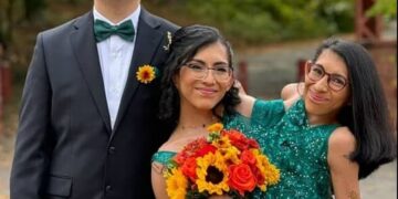 Los gemelos, Carmen y Lupita Andrade y Daniel McCormack, posan juntos.