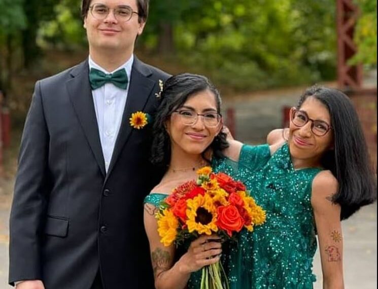 Los gemelos, Carmen y Lupita Andrade y Daniel McCormack, posan juntos.