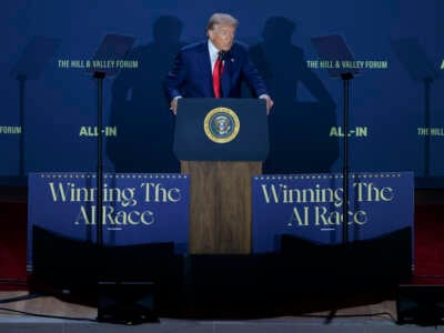 El presidente Donald Trump habla durante el "Ganar la carrera de IA" Summit organizada por All -En Podcast and Hill & Valley Forum en el Auditorio Andrew W. Mellon el 23 de julio de 2025 en Washington, DC