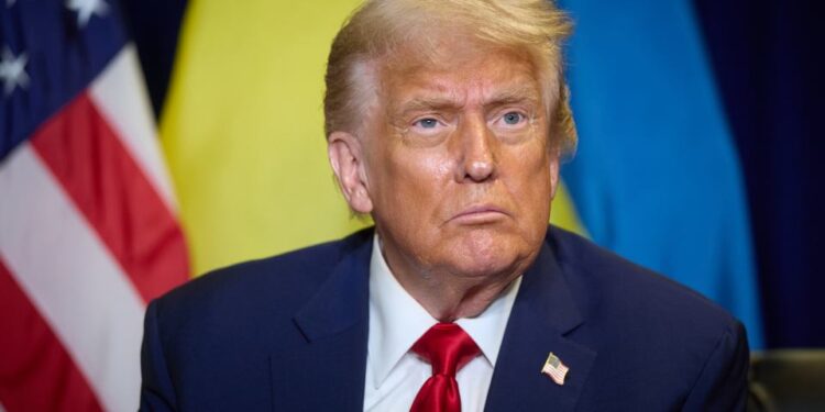 Captura de pantalla de dos hombres en un conjunto rojo con subtítulos que describen a Sergei Karaganov y una cita sobre las armas nucleares.