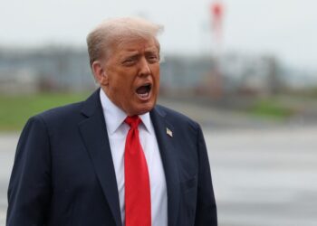 El presidente Donald Trump hablando en el aeropuerto de Laguardia.