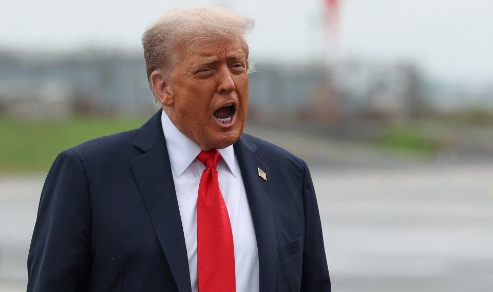 El presidente Donald Trump hablando en el aeropuerto de Laguardia.