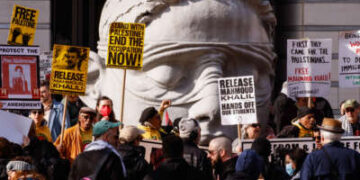 Las personas tienen señales mientras participan en una protesta en apoyo del activista estudiantil de la Universidad de Columbia, Mahmoud Khalil, mientras se lleva a cabo una audiencia, fuera de la corte de Newark, Nueva Jersey, el 28 de marzo de 2025.