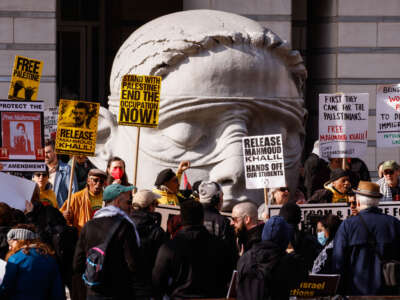 Las personas tienen señales mientras participan en una protesta en apoyo del activista estudiantil de la Universidad de Columbia, Mahmoud Khalil, mientras se lleva a cabo una audiencia, fuera de la corte de Newark, Nueva Jersey, el 28 de marzo de 2025.