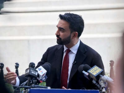 El candidato demócrata al alcalde y el asambleísta estatal Zohran Mamdani habla con los medios de comunicación en un evento de prensa.