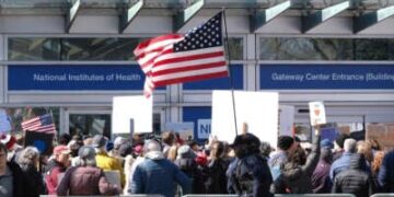 Los manifestantes protestan los recortes de fondos fuera de los Institutos Nacionales de Salud en Bethesda, Maryland, el 8 de marzo de 2025.
