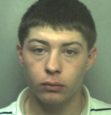 Mugshot de un joven con cabello corto y oscuro, con una camisa blanca.