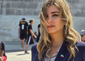 Elahe Tavakolian, un Ph.D. iraní. Estudiante, que usa un alfiler de bandera y muestra daño visible para los ojos.