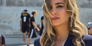 Elahe Tavakolian, un Ph.D. iraní. Estudiante, que usa un alfiler de bandera y muestra daño visible para los ojos.