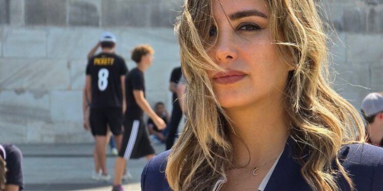 Elahe Tavakolian, un Ph.D. iraní. Estudiante, que usa un alfiler de bandera y muestra daño visible para los ojos.