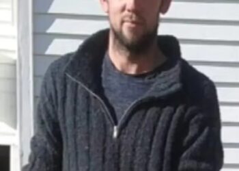 Foto de un hombre con un suéter oscuro.