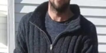 Foto de un hombre con un suéter oscuro.