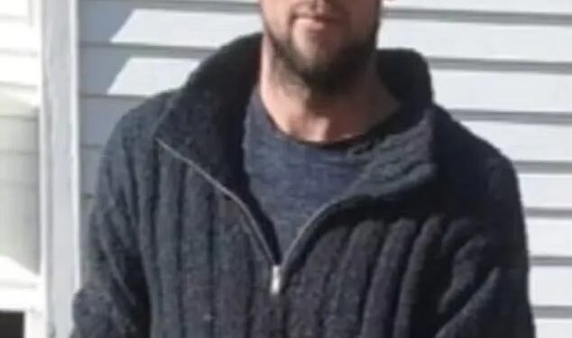 Foto de un hombre con un suéter oscuro.