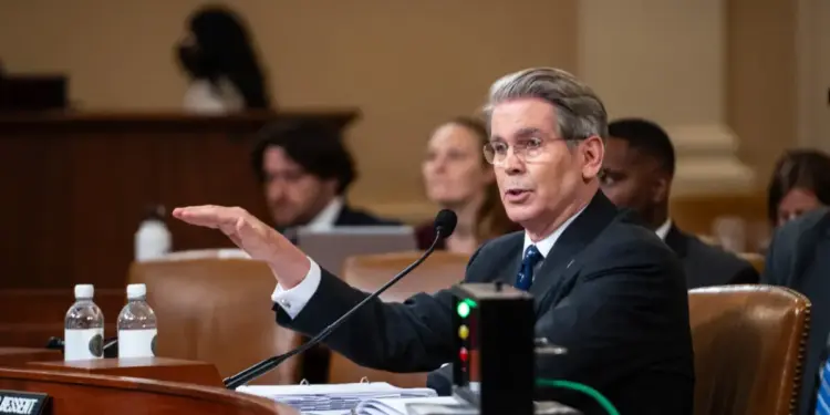 El Secretario del Tesoro, Scott Bessent, testifica ante el Comité de Medios y Medios de la Cámara en Capitol Hill en Washington el 11 de junio de 2025. (Madalina Vasiliu/The Epoch Times)