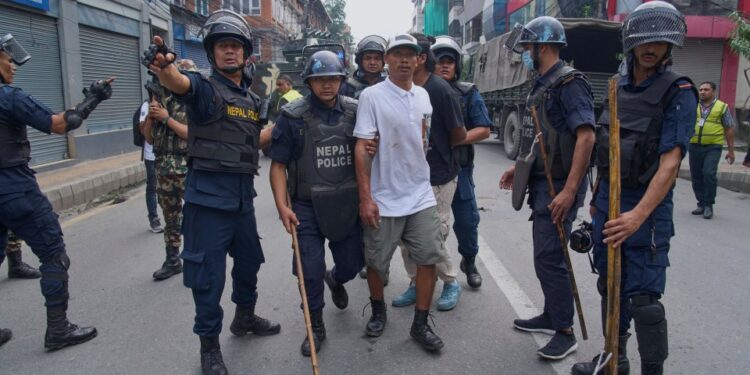Oficiales de policía escoltando a un prisionero.