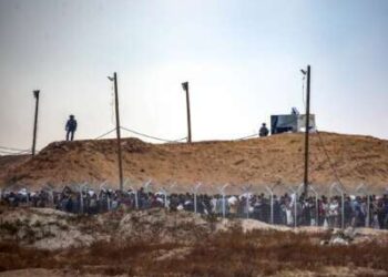 Miembros de una empresa privada de seguridad de los Estados Unidos, contratada por la Gaza Humanitarian Foundation (GHF) a los palestinos desplazados directamente mientras se reúnen para recibir suministros de ayuda en un centro de distribución en la Franja Central de Gaza el 8 de junio de 2025.