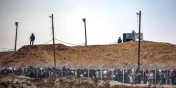 Miembros de una empresa privada de seguridad de los Estados Unidos, contratada por la Gaza Humanitarian Foundation (GHF) a los palestinos desplazados directamente mientras se reúnen para recibir suministros de ayuda en un centro de distribución en la Franja Central de Gaza el 8 de junio de 2025.