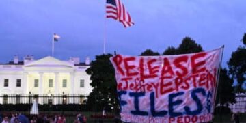 Un manifestante posee un letrero fuera de la Casa Blanca exigiendo el lanzamiento de todos los archivos relacionados con Jeffrey Epstein en Washington, DC, el 18 de julio de 2025.