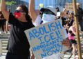 Un grupo de manifestantes anti-hielo se encuentra fuera del ayuntamiento de Long Beach, el 10 de junio de 2025.