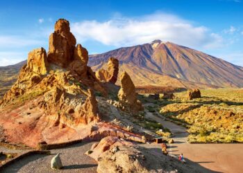 Mount Teide y Los Roques de García en el Parque Nacional de Teide, Islas Canarias.