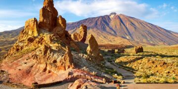 Mount Teide y Los Roques de García en el Parque Nacional de Teide, Islas Canarias.