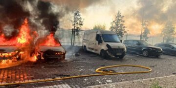 A los autos en llamas en un edificio residencial después de un ataque de aviones no tripulados rusos en Kyiv.