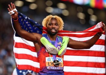 Lyles aumenta tarde para ganar el cuarto oro sucesivo de 200m