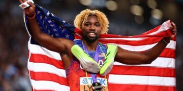 Lyles aumenta tarde para ganar el cuarto oro sucesivo de 200m