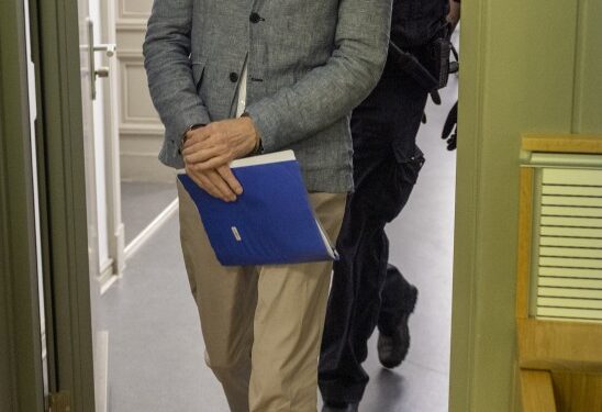 Christian Brueckner, el principal sospechoso de Madeleine McCann, entrando en una sala del tribunal.